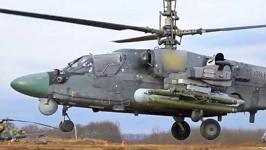 Khoảnh khắc trực thăng Ka-52 phóng tên lửa vào xe bọc thép Ukraine